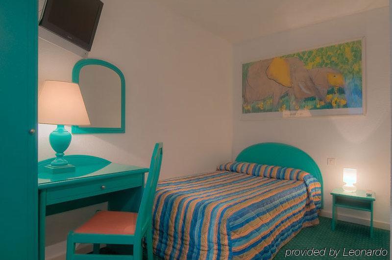 Croix De Malte Hotel Párizs Szoba fotó