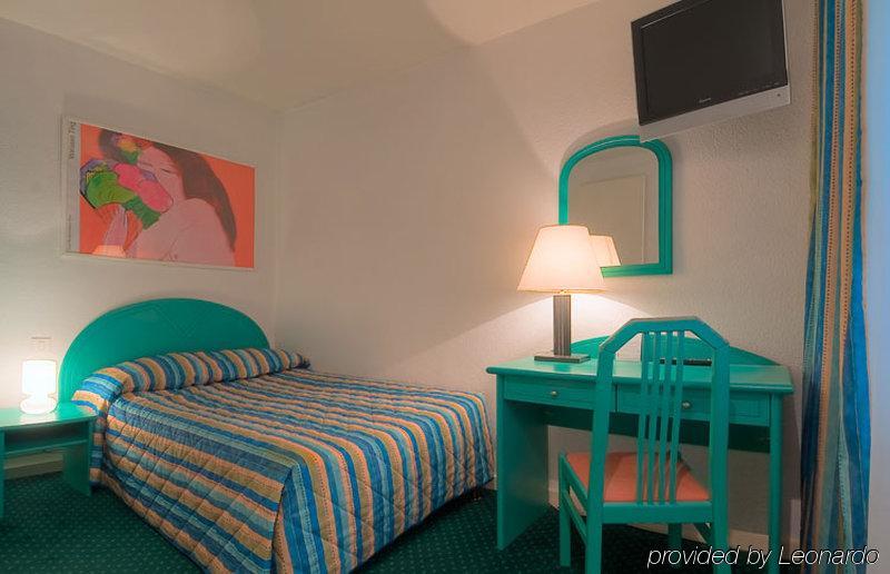 Croix De Malte Hotel Párizs Szoba fotó